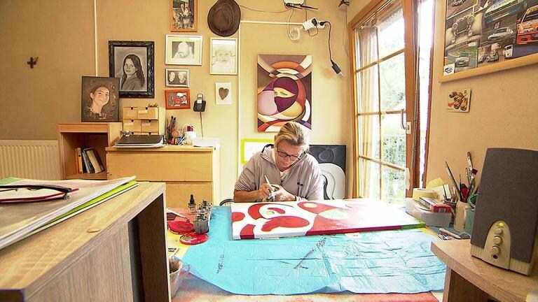 Künstlerin in ihrem Atelier