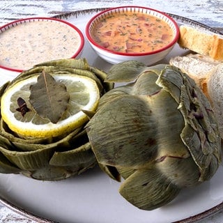 Artischocken mit Tomaten-Vinaigrette und Kräuter-Dip