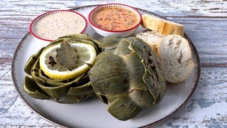 Artischocken mit Tomaten-Vinaigrette und Kräuter-Dip