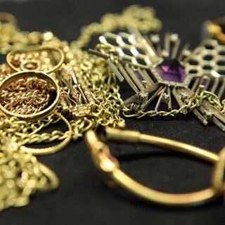 Goldketten und Ringe: Trickdiebe stehlen in Rheinhessen Schmuck (Symbolbild)
