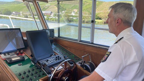 Josef Kiesgen steuert das Polizeiboot durch die Mosel. Wir fahren auch in Lösnich vorbei. Jetski-Fahrer erwischen wir diesmal allerdings keine. 