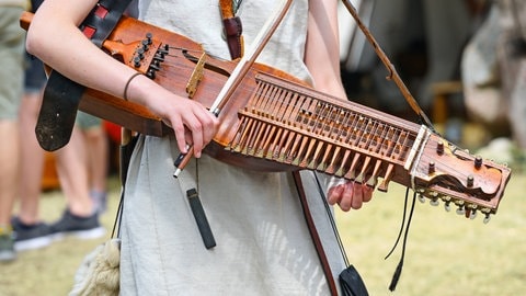 Nyckelharpa, Tastenfidel, ein traditionelles schwedisches Musikinstrument.