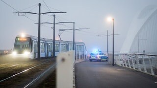 Polizeiauto und Straßenbahn auf der Europa-Brücke am deutsch-französischen Grenzübergang zwischen Kehl und Straßburg.