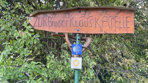 Eine Holztafel mit der Aufschrift "Zur Bruder-Klaus-Kapelle".