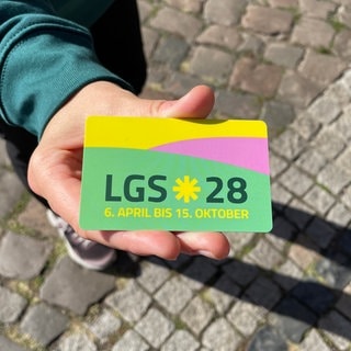 Die Dauerkarte für die Landesgartenschau 2028 in Neustadt ist etwa so groß wie eine EC-Karte.