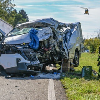 Ein zerstörter Lieferwagen: Auf der B29 bei Schwäbisch Gmünd sind ein Lieferwagen und ein Lkw frontal zusammengestoßen. Die Bundesstraße ist gesperrt.