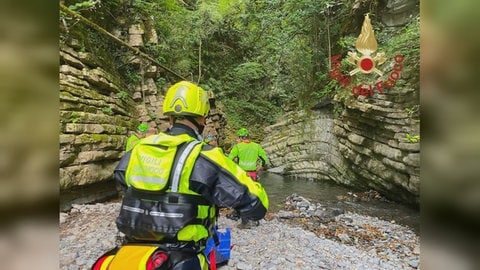 Italienische Rettungskräfte bei der Bergung des verunglückten Jungendlichen