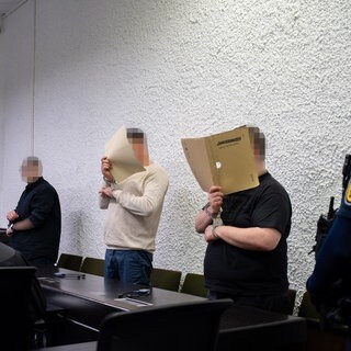 Drei Angeklagte stehen vor dem Stuttgarter Landgericht