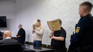 Drei Angeklagte stehen vor dem Stuttgarter Landgericht