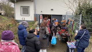 Schon eine Stunde vor Öffnung warten Kunden vor der Tiertafel am Tierheim in Landau. Dort wird einmal im Monat kostenlos Hunde- und Katzenfutter an bedürftige Tierhalter ausgegeben.