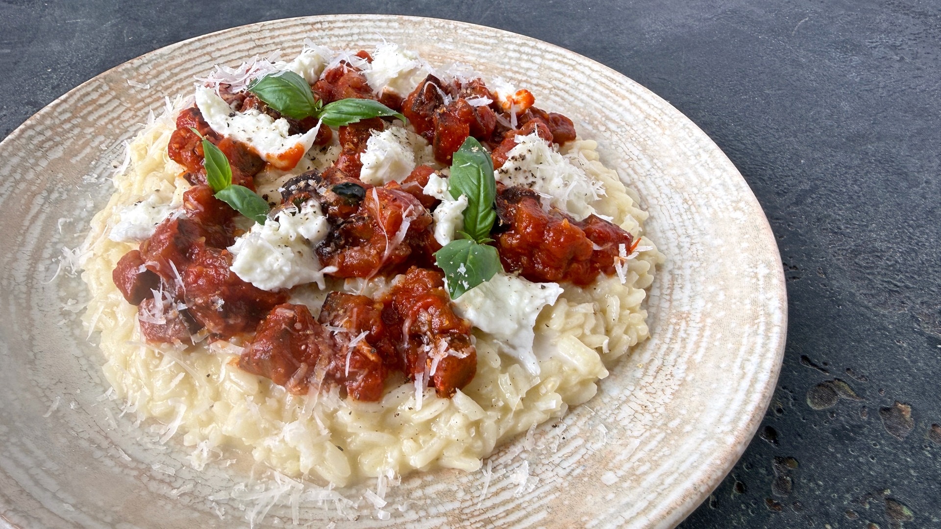 Parmesan-Risotto mit Tomatenragout