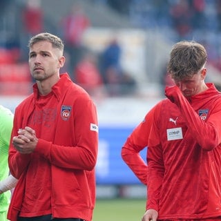 Entttaeuschung bei Frank Feller 40 (1FC Heidenheim 1846), Marvin Pieringer 18 (1FC Heidenheim 1846) und Jan Schoeppner 3 (1FC Heidenheim 1846) nach dem Abstieg, 1. FC Heidenheim 