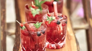 Mehrere Gläser eines Rhabarber-Beeren Mocktail