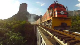 Transport auf der Lebensader Boliviens. Täglich rollen drei bis vier Güterzüge zwischen Santa Cruz und Quijarro hin und her, um das Land zu versorgen.