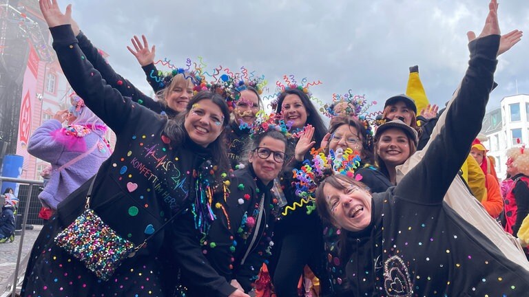 Weiberfastnacht 2025 am Schillerplatz in Mainz: Ein Gruppe Frauen hat sich als Konfetti verkleidet. 