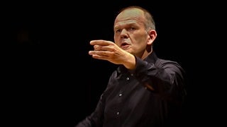 François-Xavier Roth dirigiert