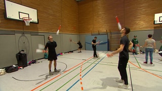 Die Weltmeister Moritz Rosner und Julian Kloos jonglieren in einer Sporthalle in Tübingen.