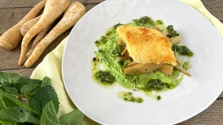 Geschmorte Petersilienwurzeln mit Erbsen-Minz-Püree, Mandel-Gremolata und gebratenen Forellenfilets