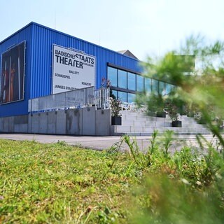 Außenaufnahme des Badischen Staatstheaters. 