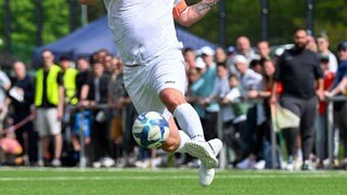 Ein Fußballer bei einem Kreisligaspiel. In Sigmarswangen hat eine Zuschauerin einem 27-jährigen Fußballer vermutlich das Leben gerettet.