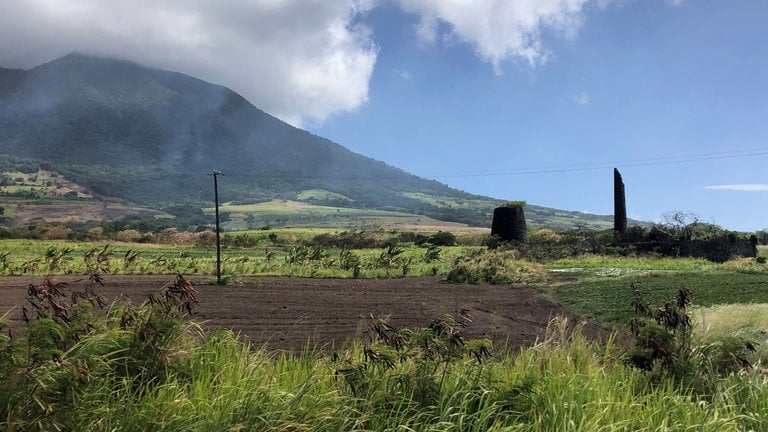 Landschaft mit Relikten der Zuckerindustrie aus dem Zug fotografiert