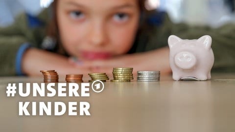 Ein Kind sitzt am Tisch, auf dem ein Sparschwein steht.