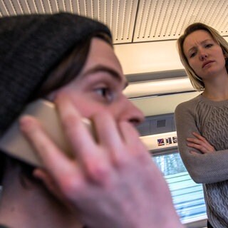 Lautes Telefonieren in der Bahn stört die Umgebung (Archivbild)