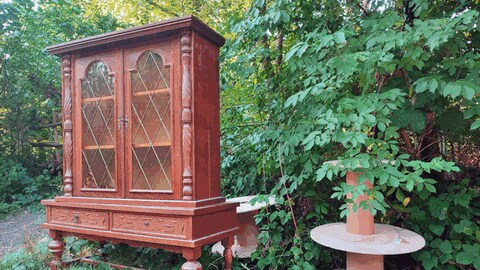 Unbekannte haben im Ober-Olmer Wald einen alten Schrank und Katzenkratzbäume illegal entsorgt.