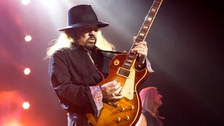 Gary Rossington, ehemaliger Gitarrist von Lynyrd Skynyrd auf der Bühne im Jahr 2017 | Lynyrd Skynyrd – "One More From The Road"