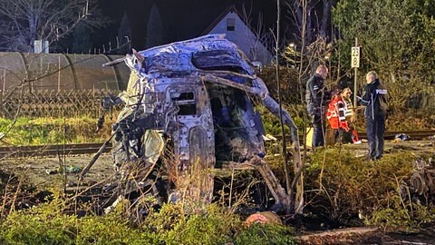 An einem Bahnübergang im südpfälzischem Insheim ist ein Regionalzug mit einem Autotransporter zusammengestoßen. Mehrere Menschen wurden leicht verletzt.