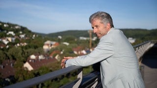 Oberbürgermeister Boris Palmer schaut von einem Balkon aus über Tübingen. Laut einer Recherche der Stuttgarter Zeitung hat die Unistadt die höchste Grundsteuer in ganz Baden-Württemberg.