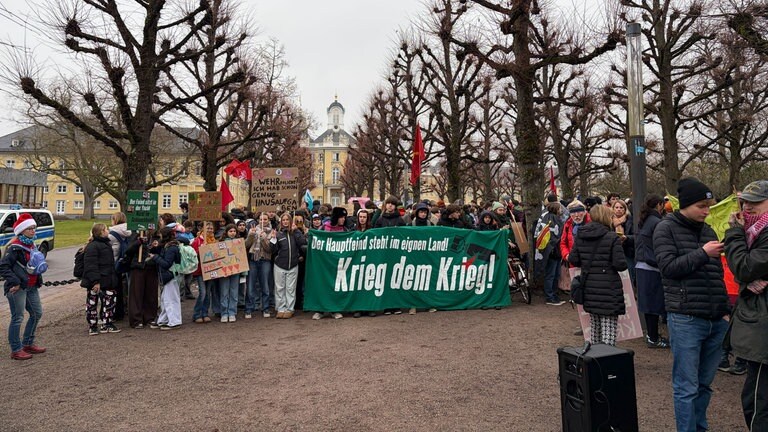 Schülerinnen und Schüler in Karlsruhe demonstrieren gegen die Wehrdienstpläne der Bundesregierung. Aufgerufen hatte das junge Bündnis "Schulstreik gegen Wehrpflicht".
