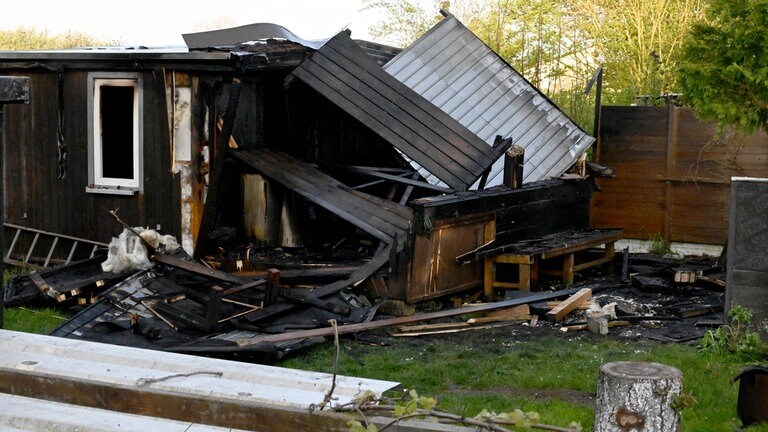 Eine zusammengefallene Gartenhütte. Beim Brand in der Kleingartenanlage in Langenau wurde niemand verletzt. Zur Schadenshöhe kann die Polizei noch nichts sagen.