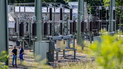 Stromausfall in Reutlingen: Mitarbeiter eines Stromversorgers stehen auf dem Gelände eines Umspannwerks.