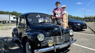 Das Paar aus Kreuzlingen in der Schweiz mit ihrem Renault Baujahr 1953.