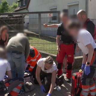 Viele Rettungskräfte sind sind an einem Unfallort.