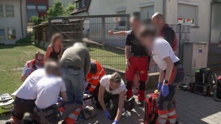 Viele Rettungskräfte sind sind an einem Unfallort.