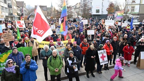 Gegner der Partei AfD demonstrieren bei einer Kundgebung vor der Versammlungshalle, in der die AfD Baden-Württemberg ihren Landesparteitag abhält.