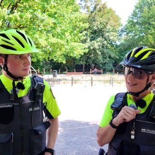 Sebastian Eberhardt und Aurelia Hildebrandt sind Fahrrad-Polizisten in Stuttgart.