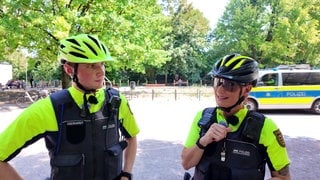 Sebastian Eberhardt und Aurelia Hildebrandt sind Fahrrad-Polizisten in Stuttgart.