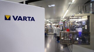 Blick in einen Reinraum für die Produktion von Knopfzellen in der Lithium-Ionen-Fabrik von Varta in Nördlingen. Der Ellwanger Batteriehersteller stellt die Produktion von Knopfzellen am Standort in Nördlingen ein. 350 Beschäftigte sind betroffen.
