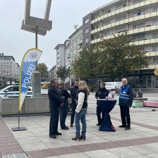 Am Berliner Platz in Ludwigshafen hat die Polizei am Montag über Sicherheitsaspekte informiert.