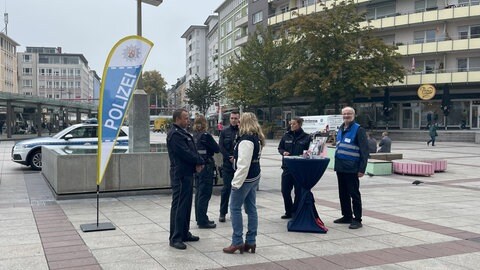 Am Berliner Platz in Ludwigshafen hat die Polizei am Montag über Sicherheitsaspekte informiert.
