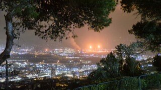 Eine Ölraffinerie brennt nach Raketenfeuer in Haifa: Der Tübinger Landrat Walter war auf Dienstreise in Israel, als der Krieg zwischen Israel und Iran ausbrach.