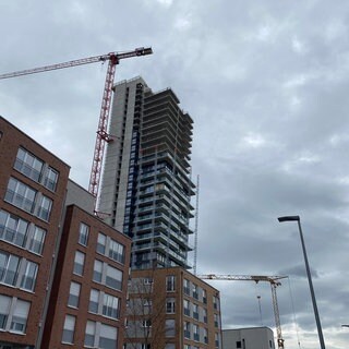 Der Schwabenlandtower mit seinen 107 Metern Höhe steht in Fellbach. Durch finanzielle Probleme des Bauträgers gibt es Probleme bei der Fertigstellung.