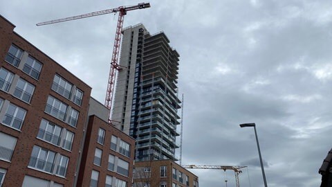Der Schwabenlandtower mit seinen 107 Metern Höhe steht in Fellbach. Durch finanzielle Probleme des Bauträgers gibt es Probleme bei der Fertigstellung.