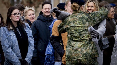 Königin Máxima und ihre Tochter Amalia fallen sich in die Arme.