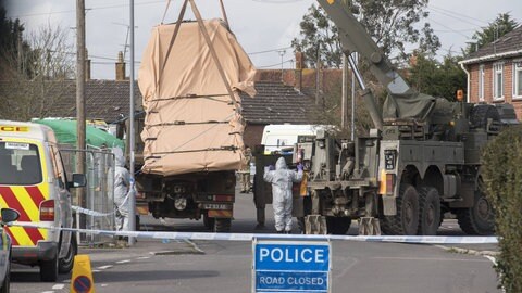 In seinem Buch "Chemical Warrior" beschreibt der britische Chemiewaffen-Experte Hamish de Bretton-Gordon das Ausmaß der nötigen Dekontamination nach dem Giftanschlag mit Nowotschik im englischen Salisbury: "Die Dekontaminierung dieser Gebiete dauerte fast 18 Monate. Dabei fielen 13.000 Säcke mit Material und 37 Fahrzeuge an, die alle zerstört undoder an einem sicheren Ort vergraben werden mussten." 