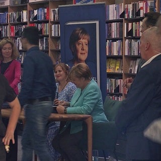Ex-Kanzlerin Angela Merkel signiert ihre Autobiografie in einer Buchhandlung in Karlsruhe