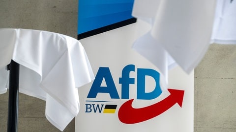 Aufsteller mit dem Logo der AfD Baden-Württemberg bei einer Veranstaltung der Partei.